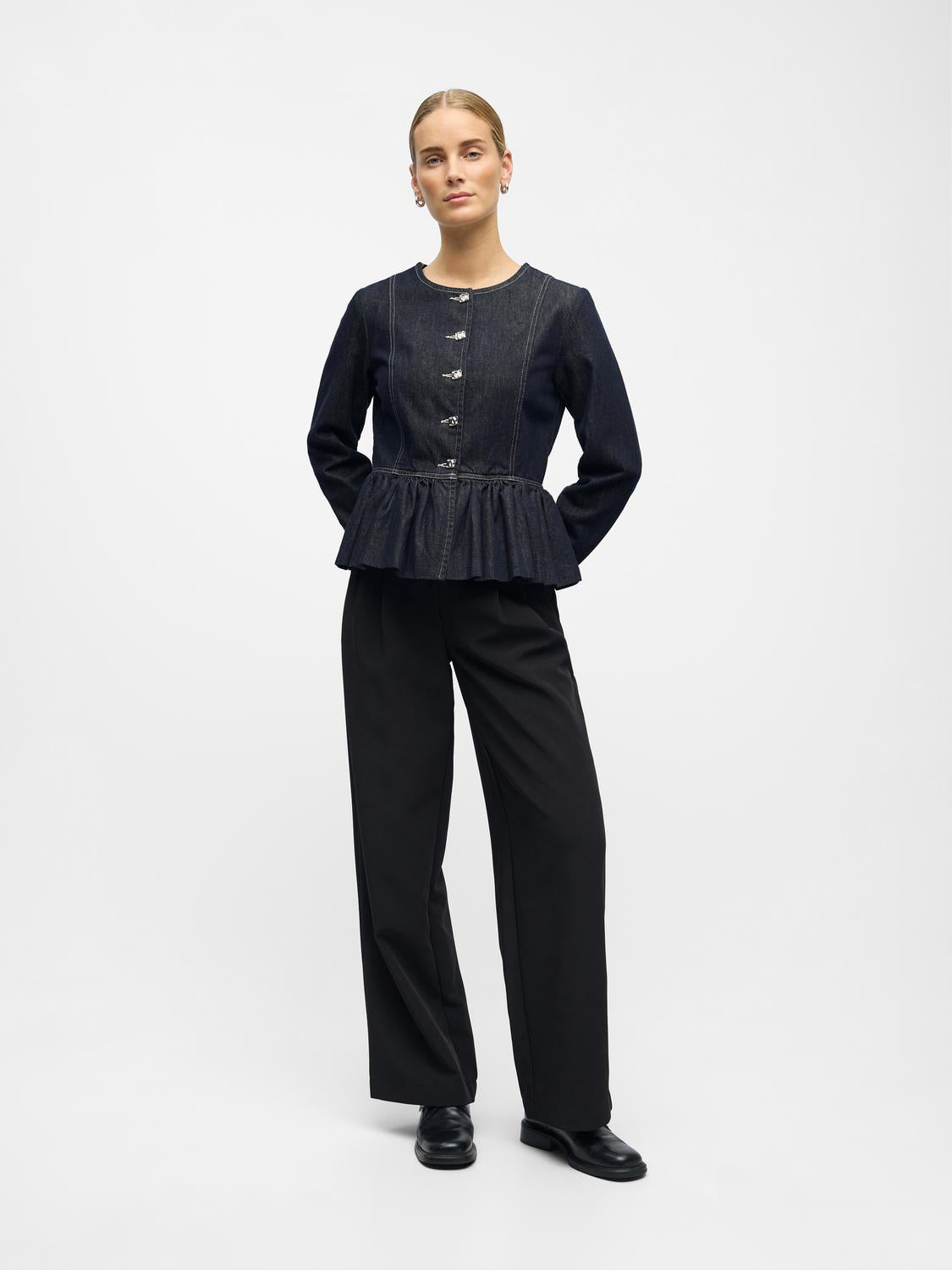 model_shot-front_full